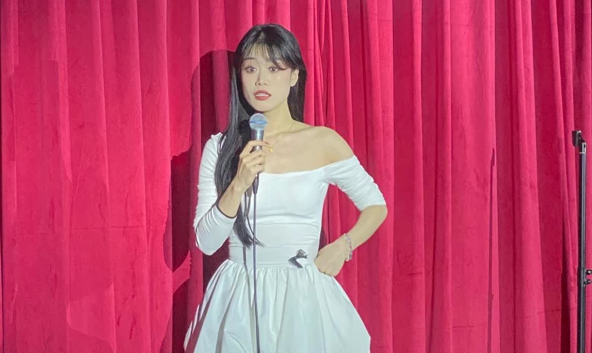 脱口秀观众又给大家上了一课！

脱口秀的本质就是段子，

即使拿“摸腿”