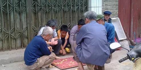 【天津马路边，下棋的比打牌的文明】
那天在马路边看见一帮打牌的，吵起来了，仔细看