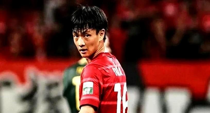 奇了怪了，好不容易归化的杨明洋，为什么连替补都没捞一个？
他至少敢打敢拼有血性，