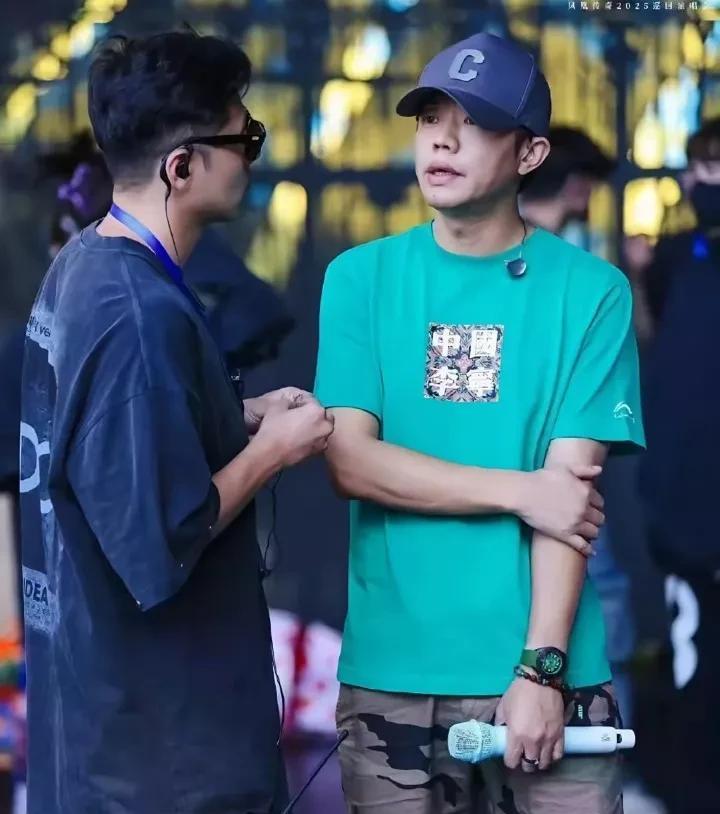 凤凰传奇组合的男歌手手上戴了一块绿色品牌手表，为什么这么多人说他。
难道是因为这