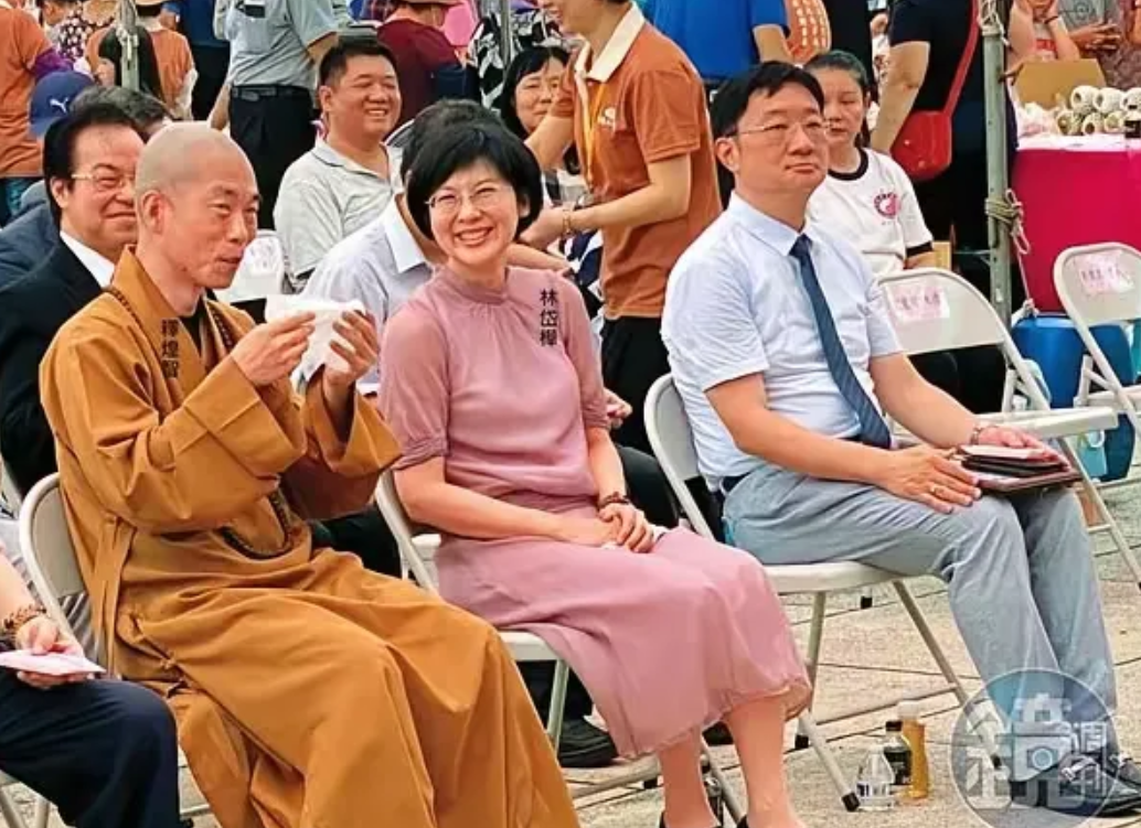 别再盯着“永信”了，台岛通法寺这位花和尚玩儿的更劲爆。
台湾《镜周刊》曝料：民进