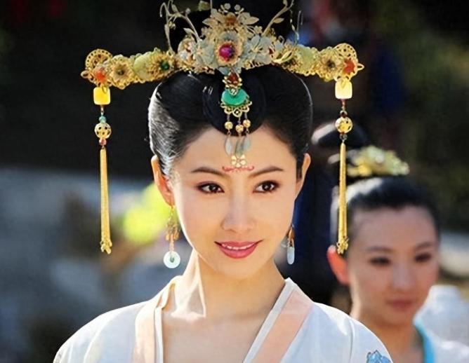 宠妃赵飞燕刚刚侍寝完，在汉成帝耳边小声地说：“臣妾的妹妹更加国色天香，不如把她召