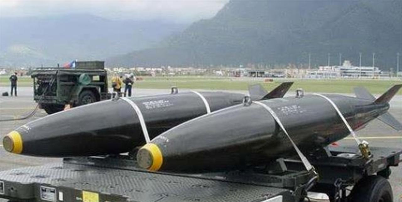 290公里外瘫痪指挥系统？央视放出风声，中国“杀手锏”不藏了
石墨弹（如图1）的