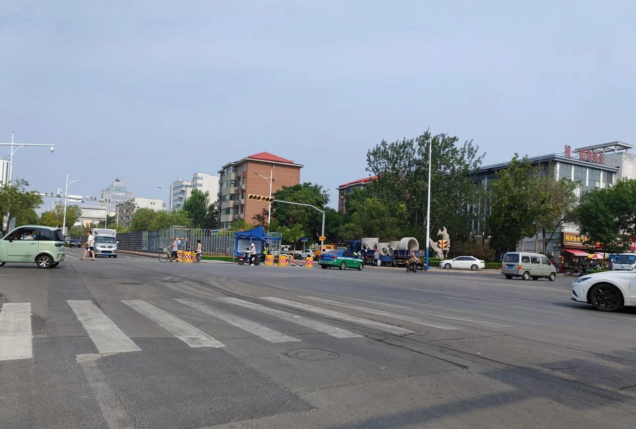 德州城区三八中路又施工了！
今天一早，路过三八路看到又封闭了，路过的一位市民纷纷