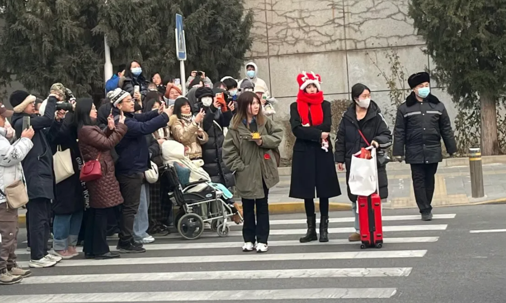 街边偶遇关晓彤，她脸小腿长高挑苗条，戴着一顶红色的龙头帽好可爱！
虽然个子高但骨