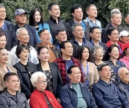 后排就认得出老戏骨林芳兵、卢君。第三排有老戏骨金鑫、王伯昭。第二排有宋春丽，沈丹