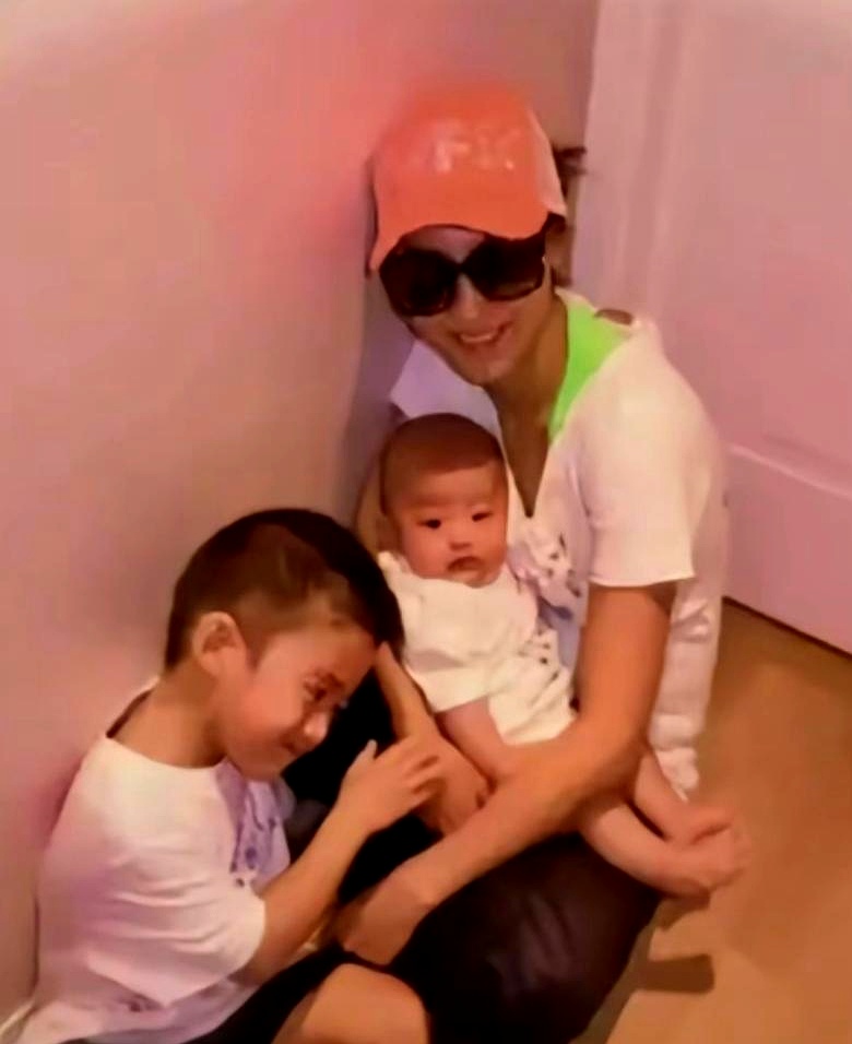 单亲妈妈不易，尤其在娱乐圈。带孩子难，养孩子更难。张柏芝这俩儿子养得不错，颜值高