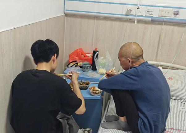 煤矿工人的职业病就是矽肺，严重到不靠制氧机只能大喘气，网友评论很扎心：干活的时候
