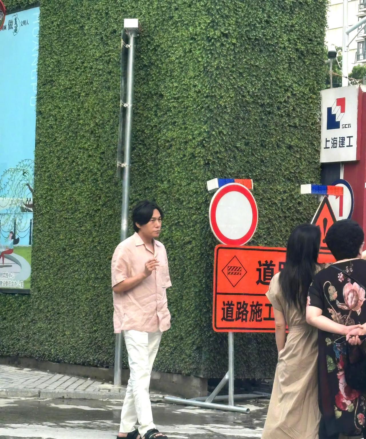 大明星买房，怎么也和普通人一样在工地门口打望，好有生活感啊。
有人偶遇伊能静、秦
