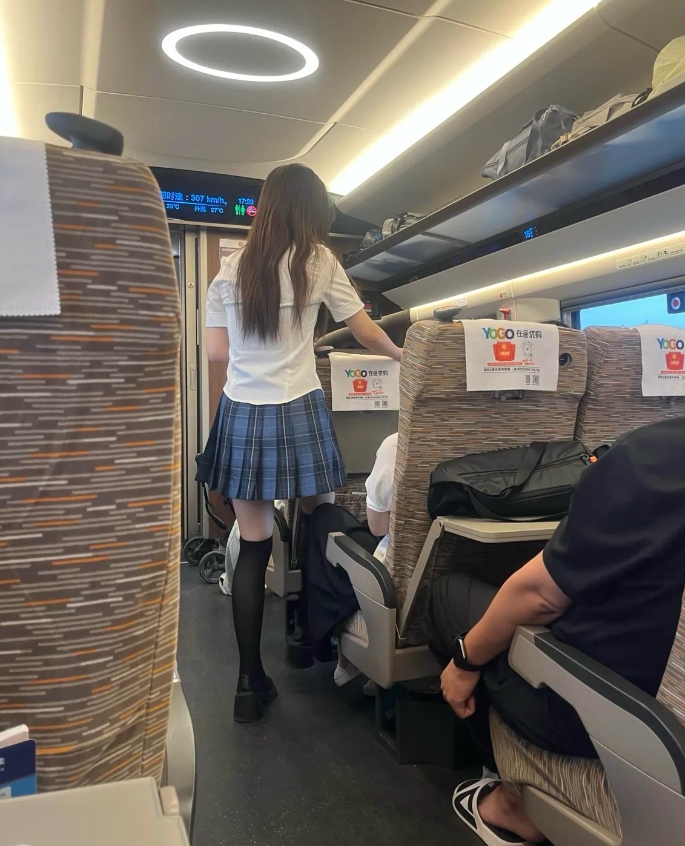 穿jk服坐高铁，这个女生应该是放假的大学生吧？