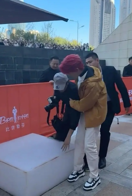 这是丁禹兮什么时候？太帅了，想起来他南部档案飞奔出去救人的时候 ​​​