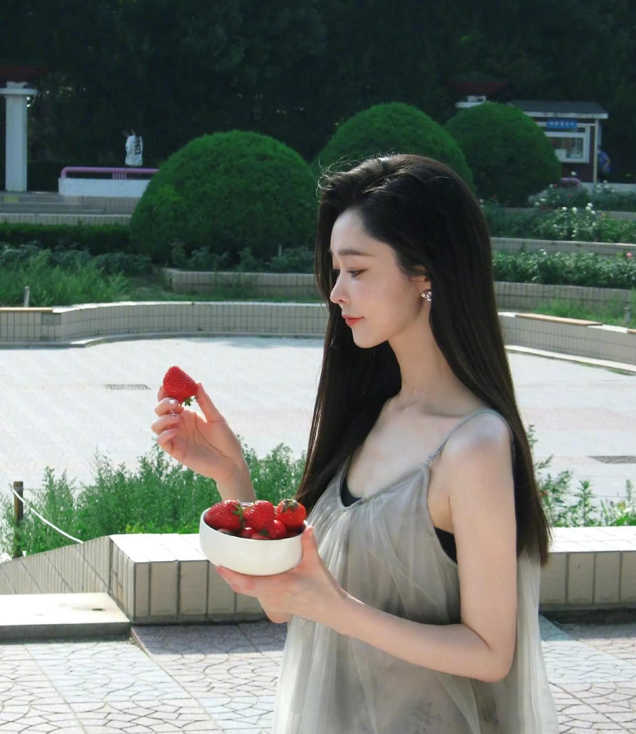 吃播里宋轶对每种美食的反应生动，从品尝时的表情、动作到评价，都让观众感受到她对美