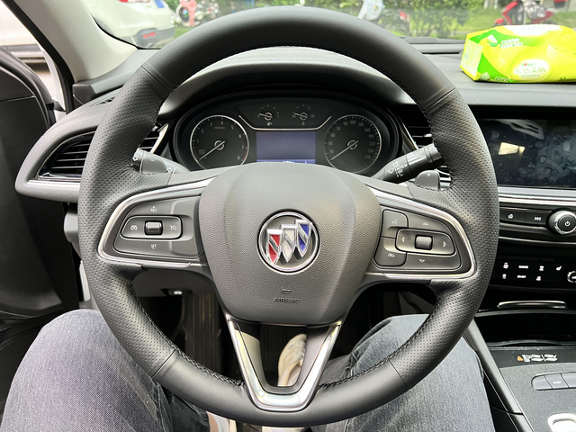 君威方向盘
智享型的塑料方向盘手感太差了，加了手缝的真皮方向盘，手感质的飞跃，操