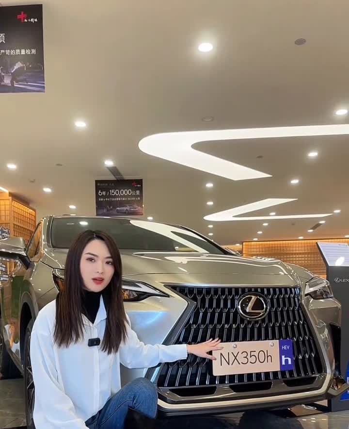 想打破沉闷通勤，雷克萨斯ns350h是你的理想之选。标志性纺锤格栅搭配犀利大灯，
