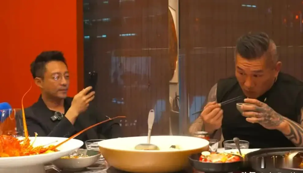 汪小菲宴请“馆长”太令人意外了。