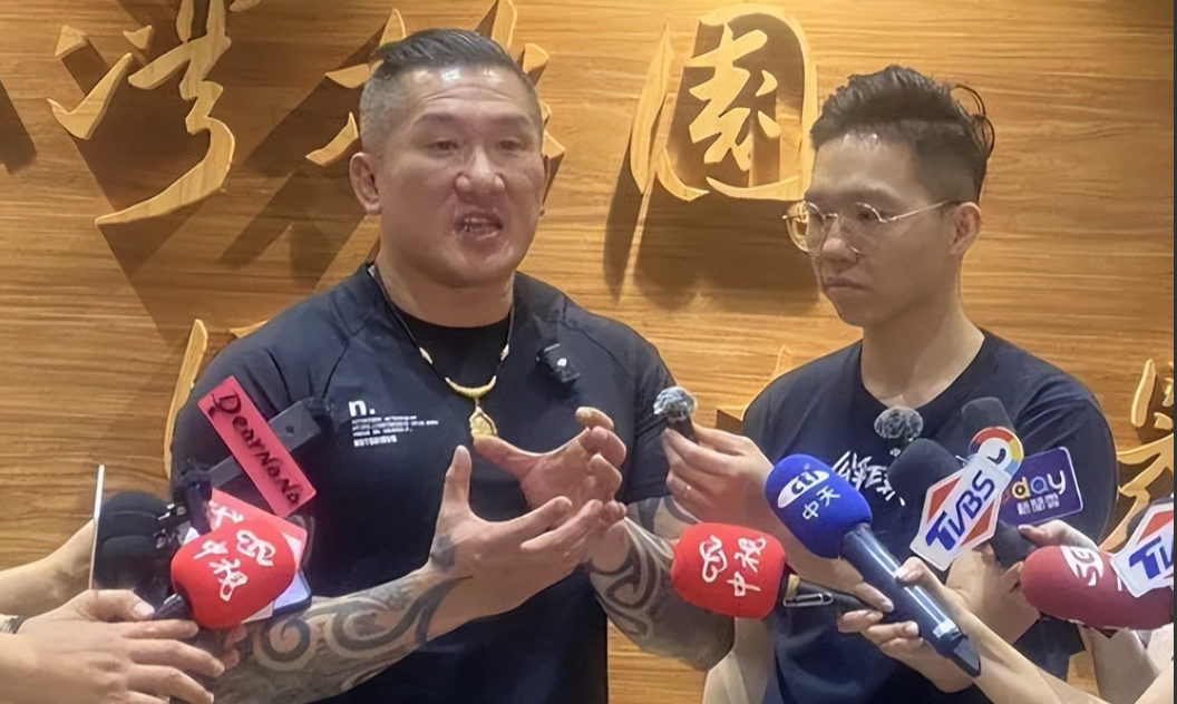 馆长返台后火力全开，向民进党“宣战”，邱毅罕见点评，一针见血。

6月15日晚，
