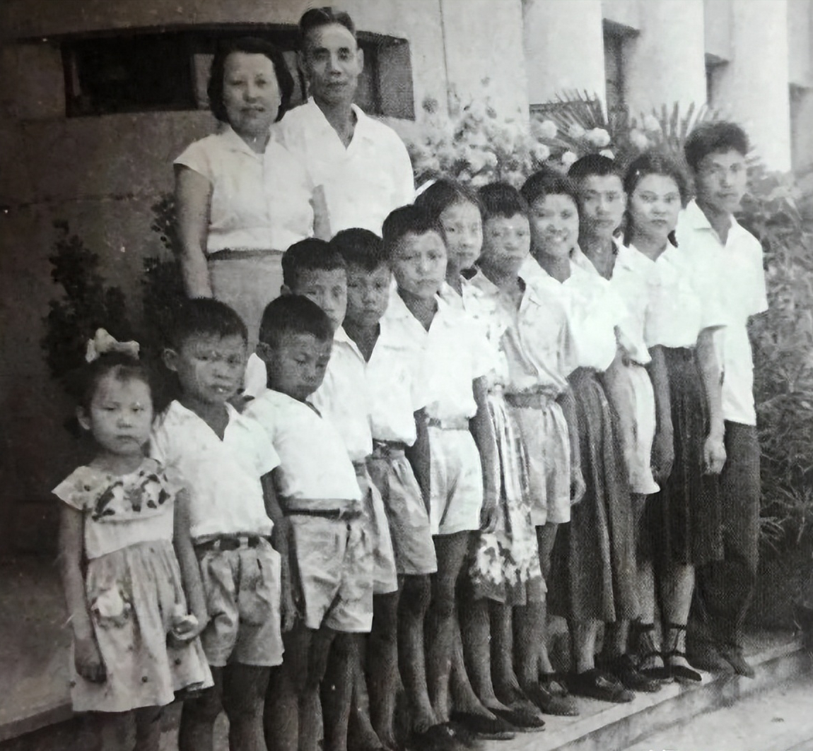 1961年，开国中将吴信泉与他的妻子和12个孩子，一起拍下了这张全家福，吴将军一