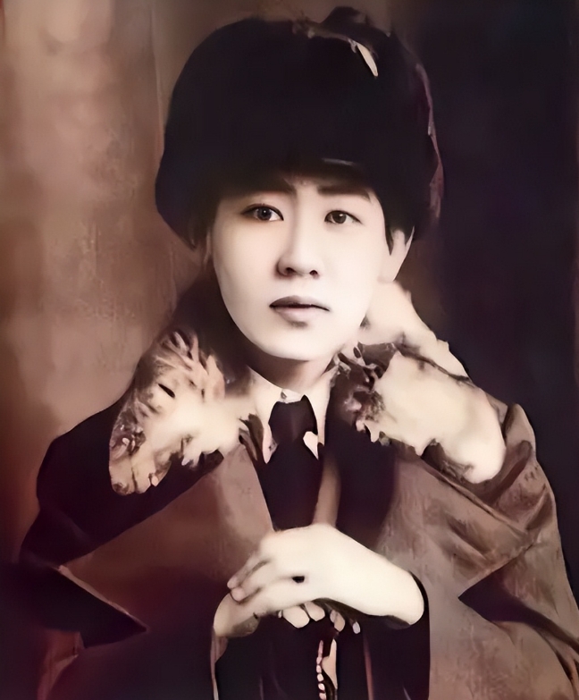 1924年的一天，17岁的美丽少女芳子，被59岁的养父以看画为由，叫到书房中。谁