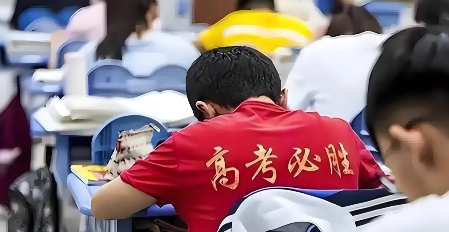 高考复读生惹谁了？辛辛苦苦寒窗十几年，比应届生至少还得多寒一年，为什么就换来这么