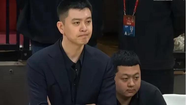 杨鸣吃双T遭驱逐原因找到，怒骂技术台击打裁判臀部