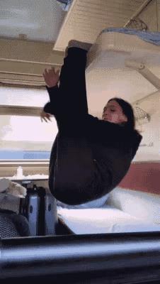 第一次见在火车上这样睡觉，小姐姐是在哪个古堡飞出来的吧！