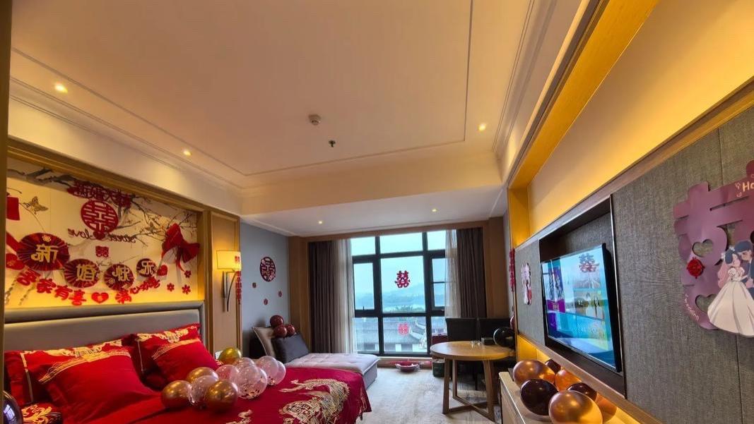 女子订婚后意外发现男友口中的房子记在小姑子名下，气得当众退婚引热议