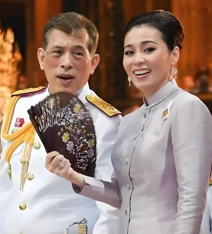 要么说，泰国能赢是有原因的。关键时候，人家是真的一致对外啊。
柬埔寨和泰国开火以