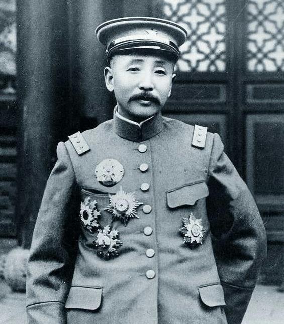 1926年的一天晚上，张宗昌将美人陈佩瑜衣服扒光，丢到了烧得滚烫的土炕上，女人被