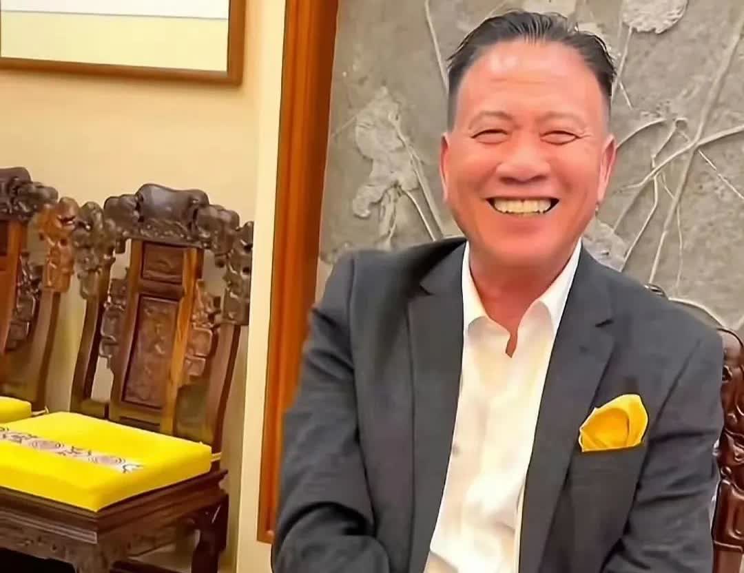 67岁万梓良在中山吃燕窝，头发稀疏牙齿黄，室内烟不离手脸通红 ​