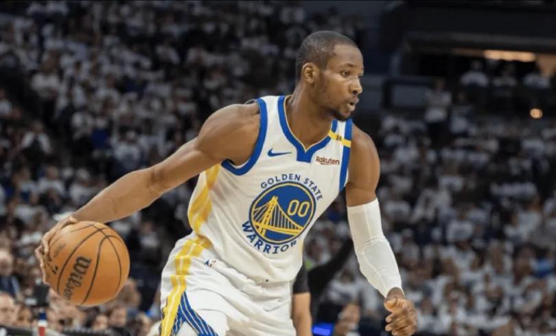 库明加，醒醒吧，谁会愿意给你3000万啊？！
美记Brett Siegel报道，