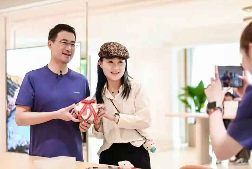 大人得志，余承东的风头被抢走了？

刚刚刷到何刚的演讲视频，本以为只是一场简单的