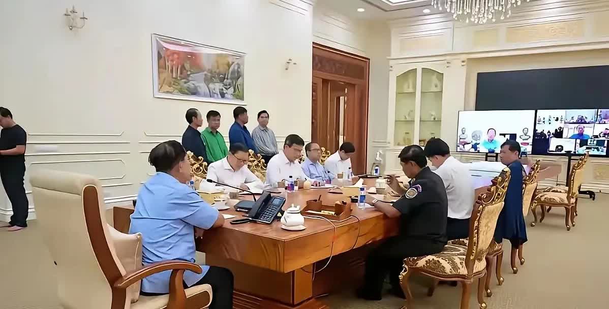 泰柬冲突，洪森为此召集有关部门开会研究对策。有意思的是，洪森在这么重要的场合，竞