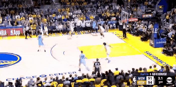 灾难表现！勇士若赢今晚必请伊迪！
在今天NBA附加赛勇士对阵灰熊的第三节比赛中，