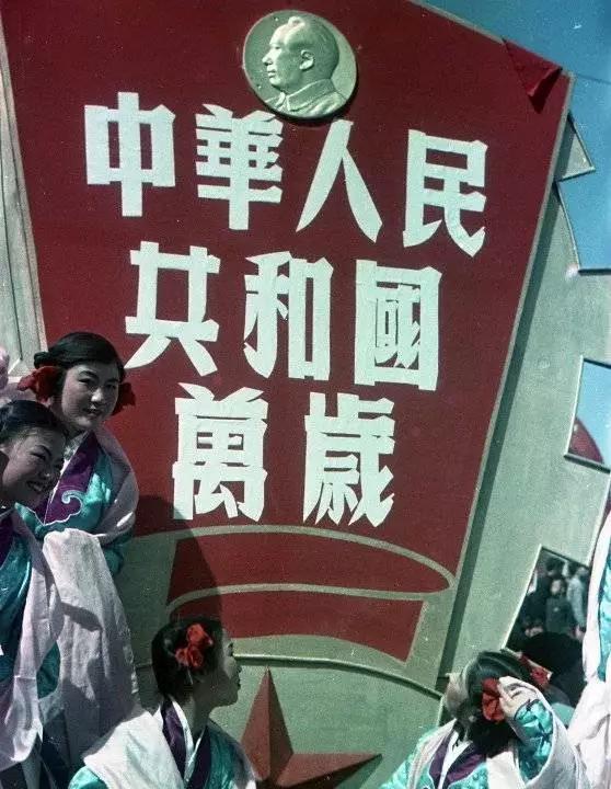 向着新中国，发出万丈光芒！
1948年的上海，英国记者密凯尔·关昂，剧目所致——