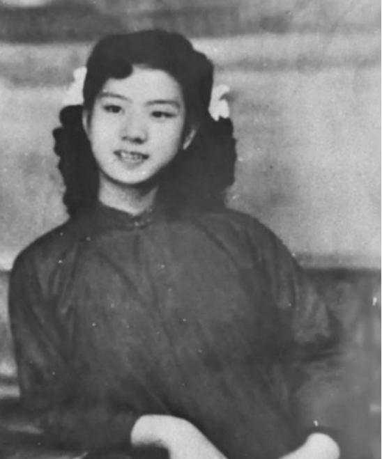 1945 年，特务头子毛森抓捕了一个交际花小姐，审讯时，毛森用刀划开了她的衣服，