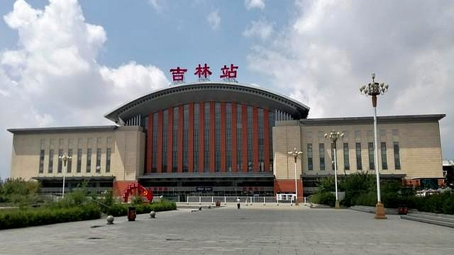 吉林站首发最远长途列车，停靠站多，时长较长，途经九台至长春方向