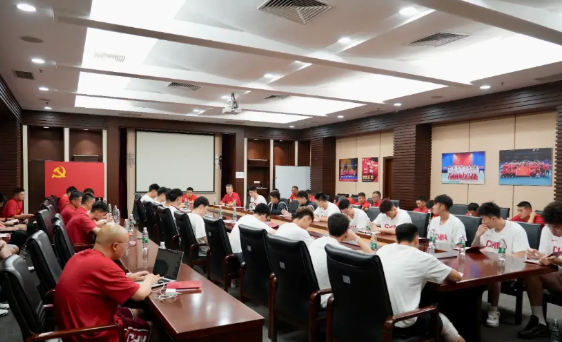 
中国男篮发布公告并晒图说到:中国男篮集训入队会在北京召开！
通过图片可以看到郭