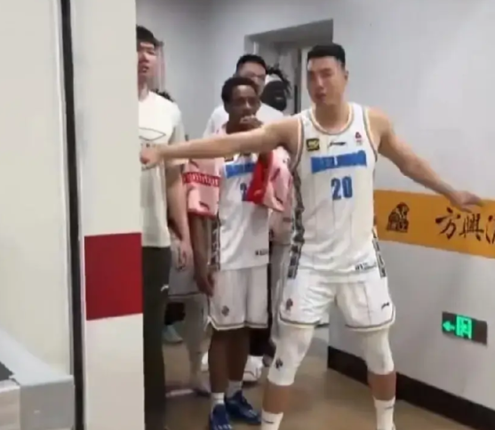 还得是翟晓川！赛后广厦球迷围堵北京队更衣室，与北京队工作人员发生冲突！

这种情