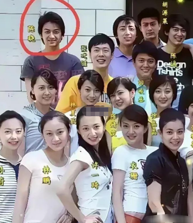 一个班就红了陈晓？？？
变化怎么这么大，过去看着比普通人还普通，竟然红了 ​​​