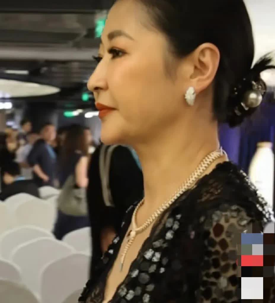 梁静的面相怎么变成这样了？

紧绷，不松弛。

可能事业型大女主都是这样