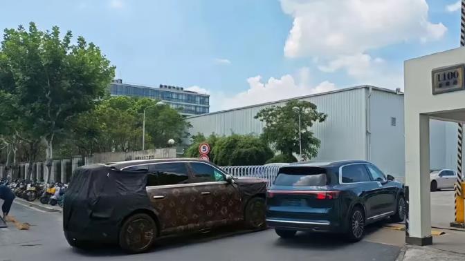 国产出这么多类似库里南的车，都差点东西，如极氪9x，坦克800，岚图泰山，都差点