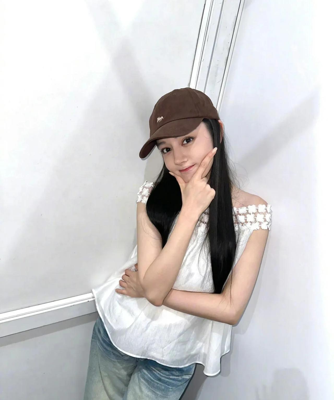 可可爱爱的迪丽热巴，穿搭基础，拍照姿势就不基础。#追星穿搭#