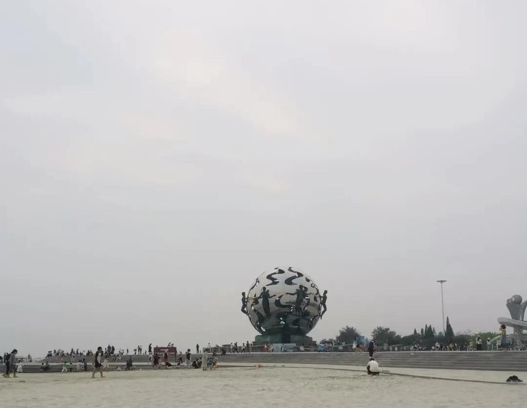 现在暑假真心不是旅游的时候，
每天艳阳高照，
走到哪里都是热乎乎的，
走大街上像