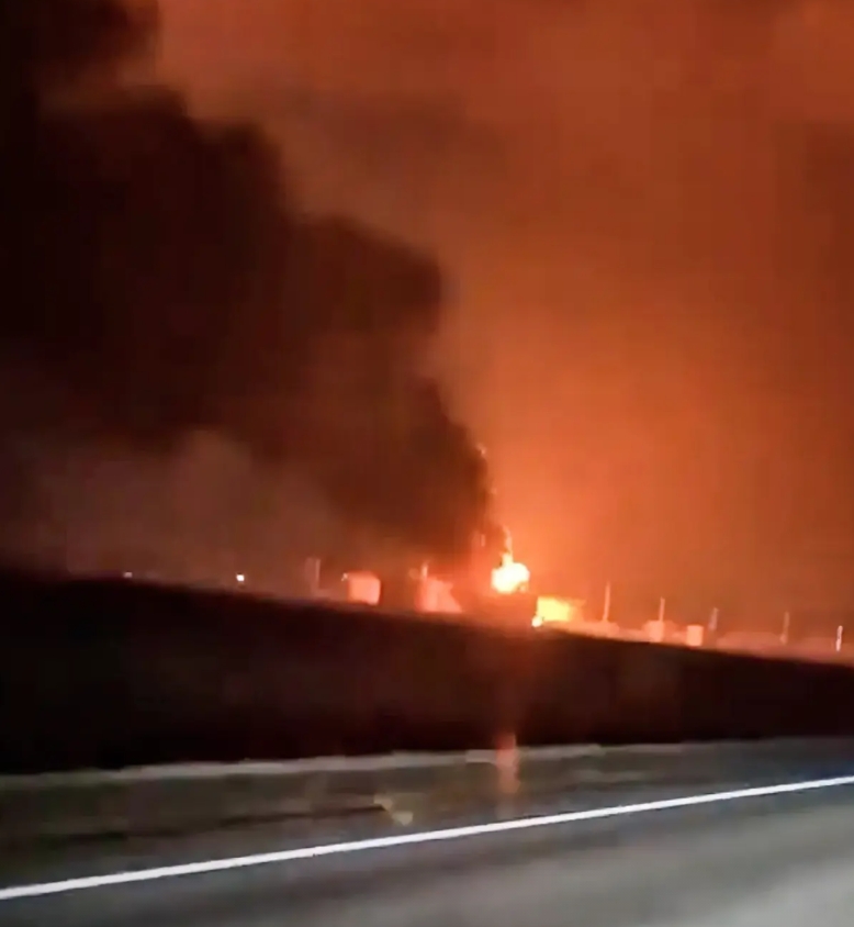 乌克兰毁约！袭击俄罗斯油库
当地时间19日，俄罗斯南部克拉斯诺达尔边疆区紧急情况