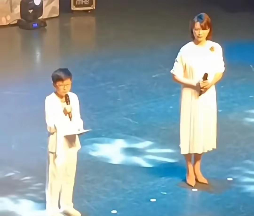 董卿终于又登台了，她拿起话筒好催泪，旁边的儿子清秀帅气……
很难得，看到董卿再一