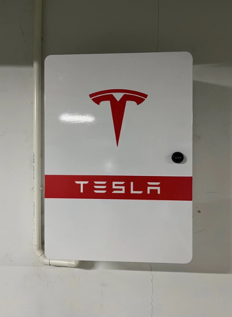 特斯拉原装充电桩，安装后问题

安装的是380V电表，安装完成之后，晚上回来看的