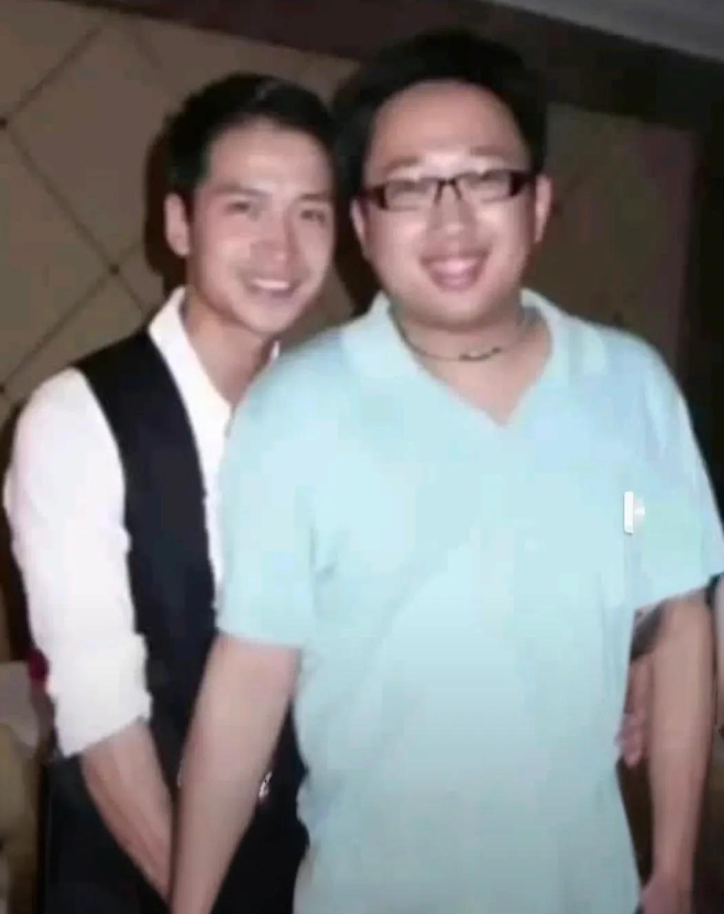 何晟铭：借传统文化（金光神咒书法）包装热点，以“手滑”梗完成精准反击，被誉“公关