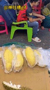 障眼法：这个榴莲一看没什么果肉，都是实心的，直到榴莲肉越来越多，才发现不能轻易下