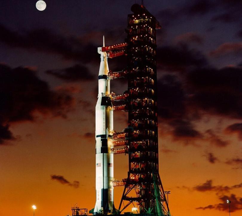 中国载人飞船“梦舟”为什么头顶一根逃逸塔，难不成中国没有美国先进吗？最近，中国新