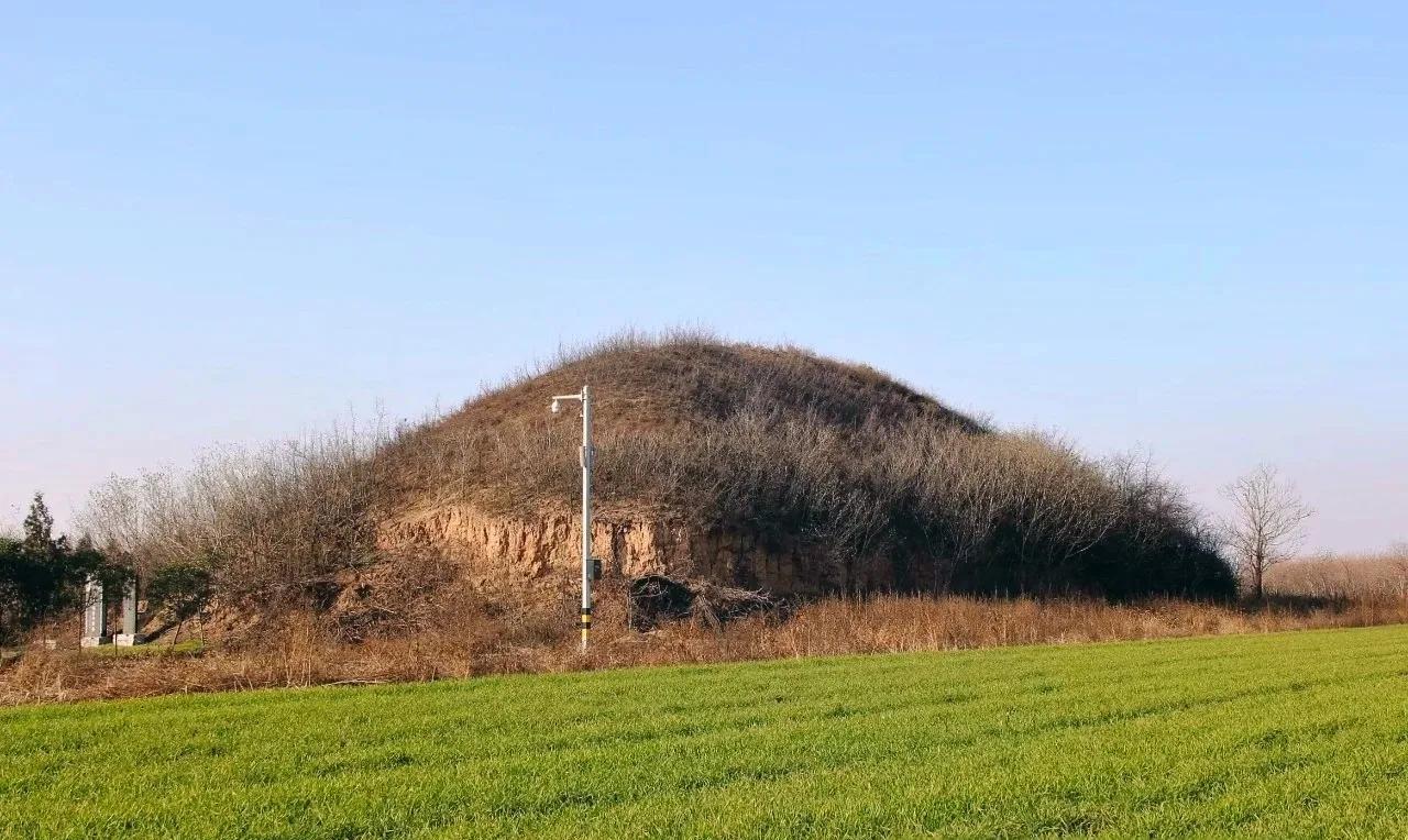 茂陵这座董仲舒墓西北方向不远有个策村，策村村民称此墓为“策冢”，说是他们的祖先董